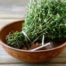 タイムの花言葉|花や葉の種類やハーブとしての効能は? タイム ハーブ